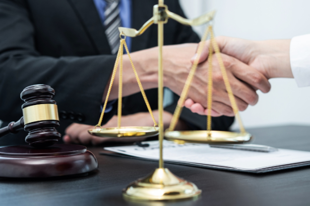 Dr. Jonatas Lucena explica como evitar conflitos sobre a propriedade de perfis de redes sociais na empresa.