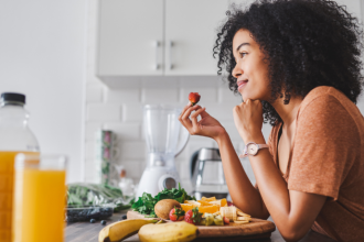 Gustavo Luíz Guilherme Pinto explica como a ansiedade influencia a alimentação emocional e afeta nossas escolhas diárias.