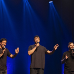 Humor em alta: Victor Sarro, Renato Albani e Júlio Cocielo chegam a Vitória com o espetáculo “S.A.C.” — uma produção Non Stop.