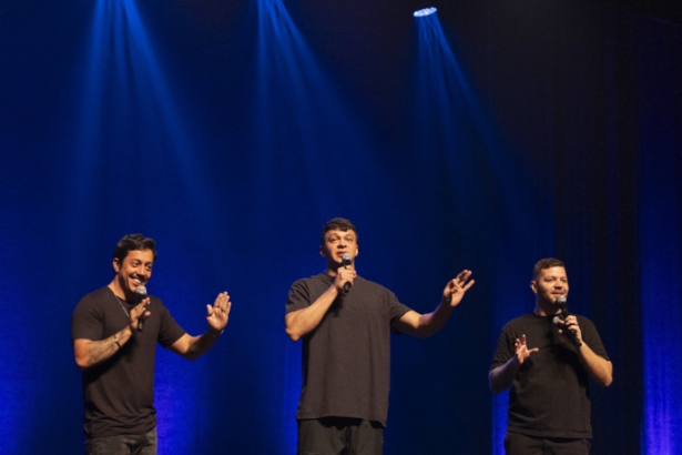 Humor em alta: Victor Sarro, Renato Albani e Júlio Cocielo chegam a Vitória com o espetáculo “S.A.C.” — uma produção Non Stop. (Crédito da Foto: Bianca Tatamiya)