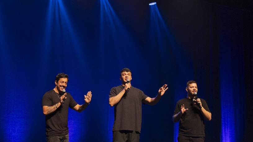 Humor em alta: Victor Sarro, Renato Albani e Júlio Cocielo chegam a Vitória com o espetáculo “S.A.C.” — uma produção Non Stop.