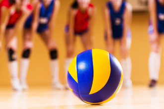 Em cada toque, um valor: O voleibol como expressão de respeito e dedicação revela disciplina e espírito coletivo. Conteúdo de Alfredo Moreira Filho.