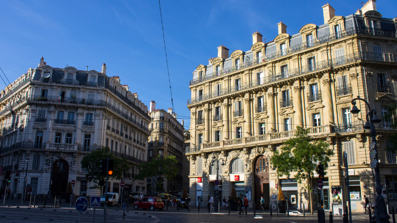 Nas vilas da França interiorana, a cultura regional ganha vida por meio de seus mercados tradicionais, conforme observa Leonardo Rocha de Almeida.