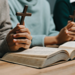 A educação cristã é fundamental para a formação da consciência e para transmitir a fé às novas gerações. Jose Eduardo De Oliveira e Silva destaca a responsabilidade das famílias e comunidades.