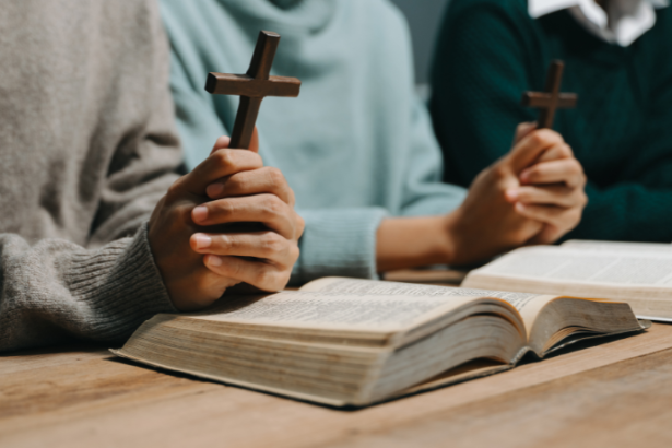 A educação cristã é fundamental para a formação da consciência e para transmitir a fé às novas gerações. Jose Eduardo De Oliveira e Silva destaca a responsabilidade das famílias e comunidades.