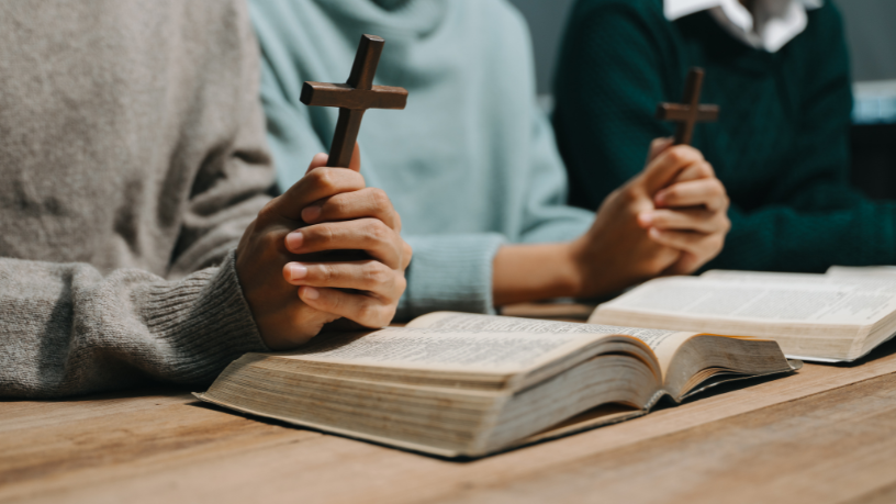 A educação cristã é fundamental para a formação da consciência e para transmitir a fé às novas gerações. Jose Eduardo De Oliveira e Silva destaca a responsabilidade das famílias e comunidades.