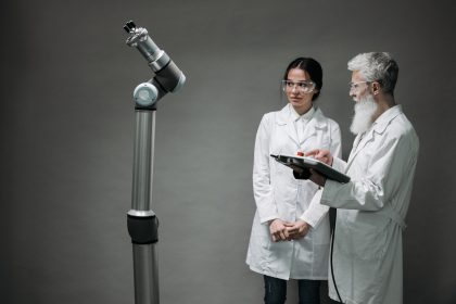 Pesquisadores analisam um sistema robótico em um laboratório.