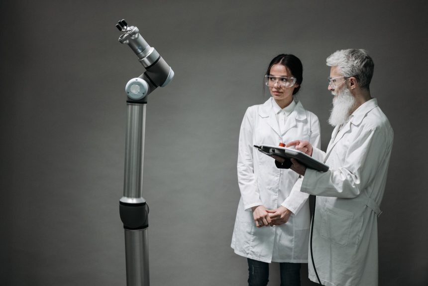 Pesquisadores analisam um sistema robótico em um laboratório.