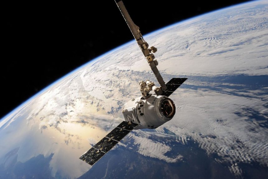 Ilustração de um satélite orbitando a Terra, com nuvens e o espaço ao fundo.