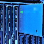 Racks de servidores com luzes indicadoras em um ambiente moderno de data center.