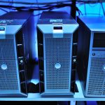 Fileiras de unidades de servidores montadas em racks de um data center.