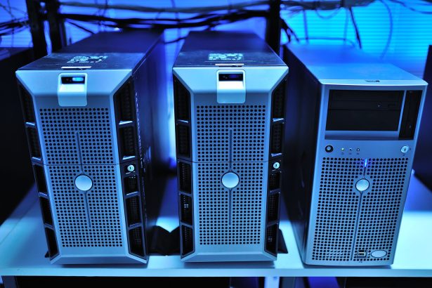 Fileiras de unidades de servidores montadas em racks de um data center.