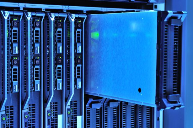 Racks de servidores com luzes indicadoras em um ambiente moderno de data center.